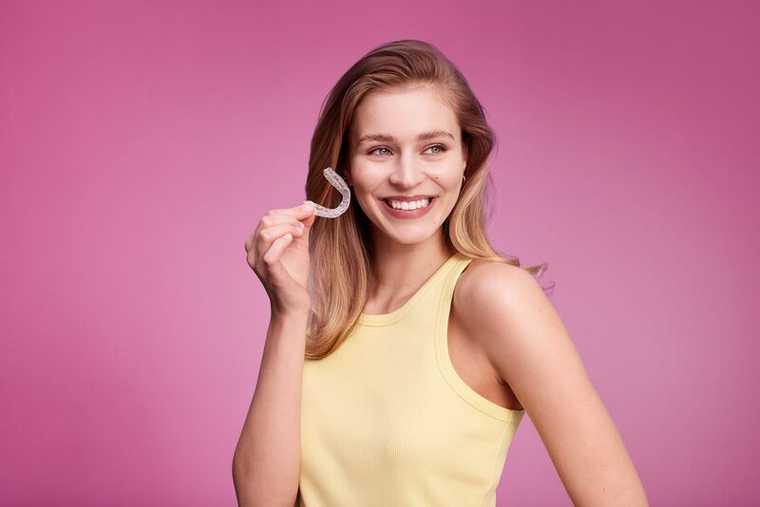 Desktop - Woman - Mia - Pink Background - Smile