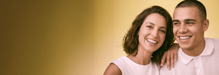 Ragazza bruna mostra un allineatore DR SMILE in primo piano