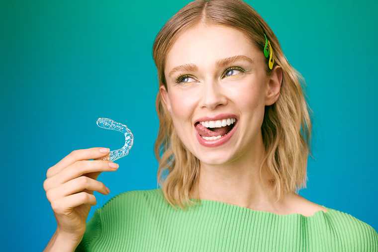 [CRO] Blond - Woman - Tongue - Hand - Aligner - Looking right - Blue - Green - Gradient - Background - Desktop