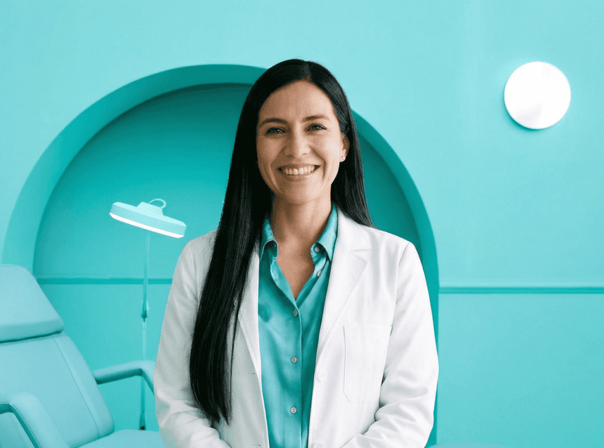 [CRO] Woman - Brunette - Smile - Aligner - Pink - Shirt - Blue - Background - Desktop